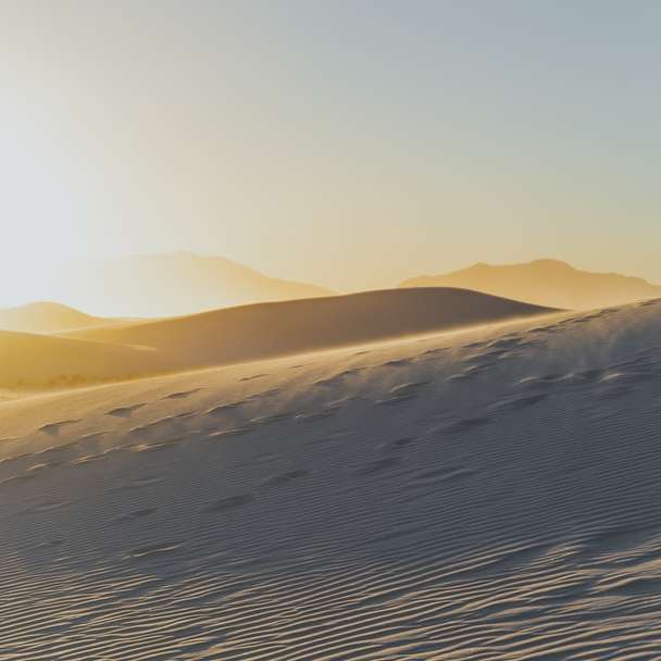 昼間の青い空の下の茶色の砂 スライディングパズル・オンライン
