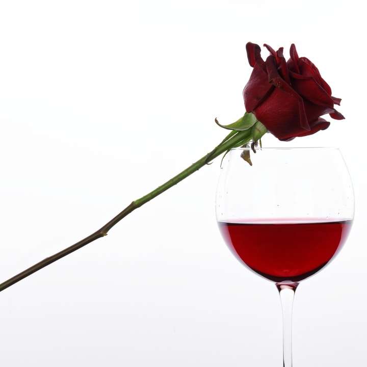 червена роза в прозрачна чаша за вино онлайн пъзел