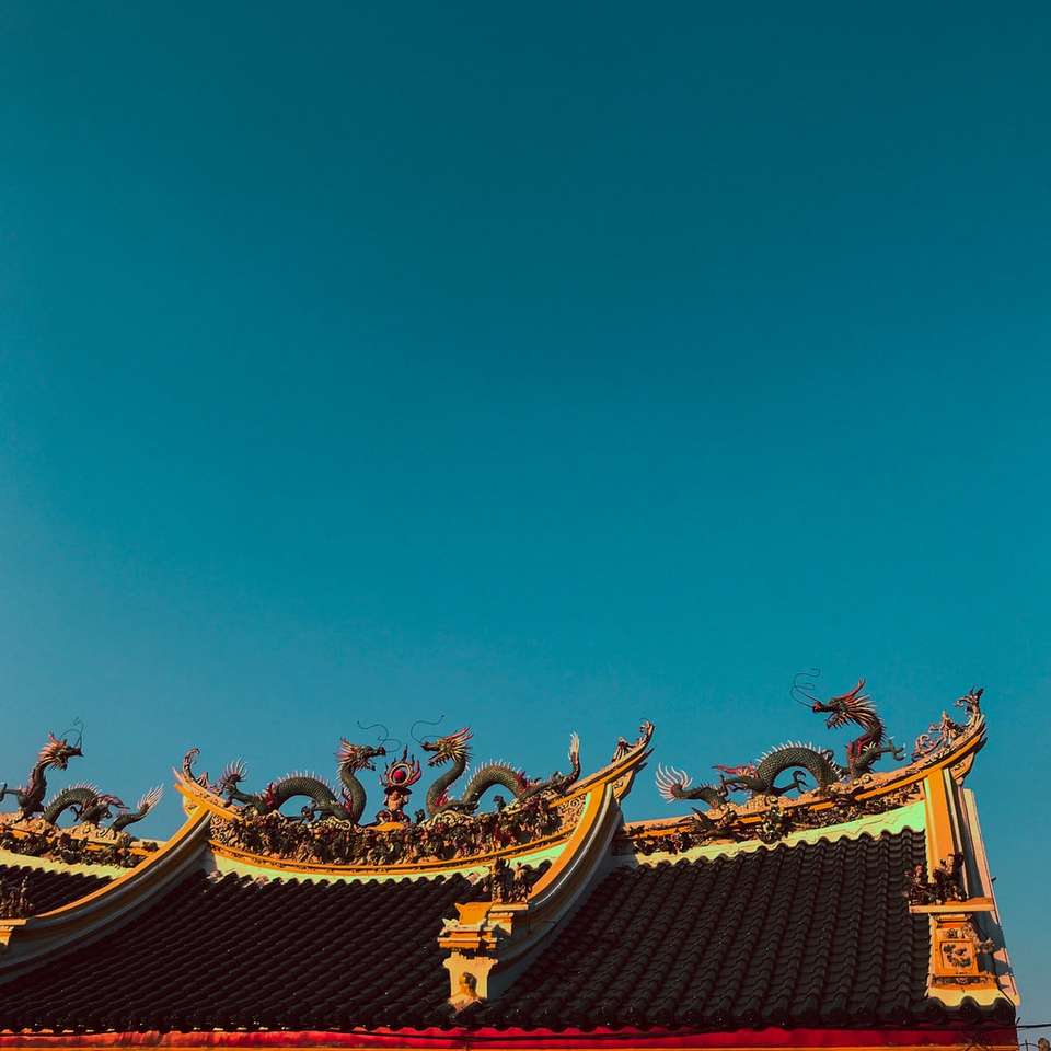 červený a zlatý chrám pod modrou oblohou během dne posuvné puzzle online