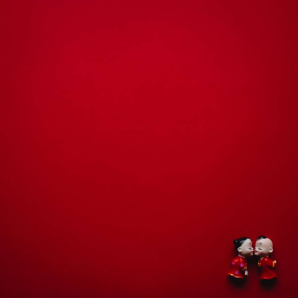 赤いドレスを着ている女の子と男の子の置物 スライディングパズル・オンライン