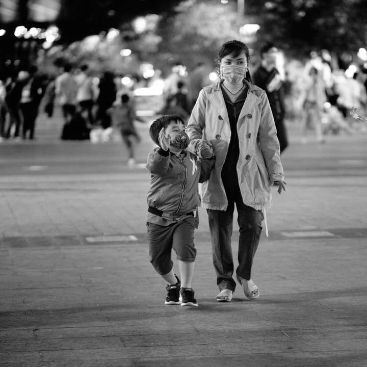 Foto en escala de grises de un hombre y una mujer caminando por la calle rompecabezas en línea