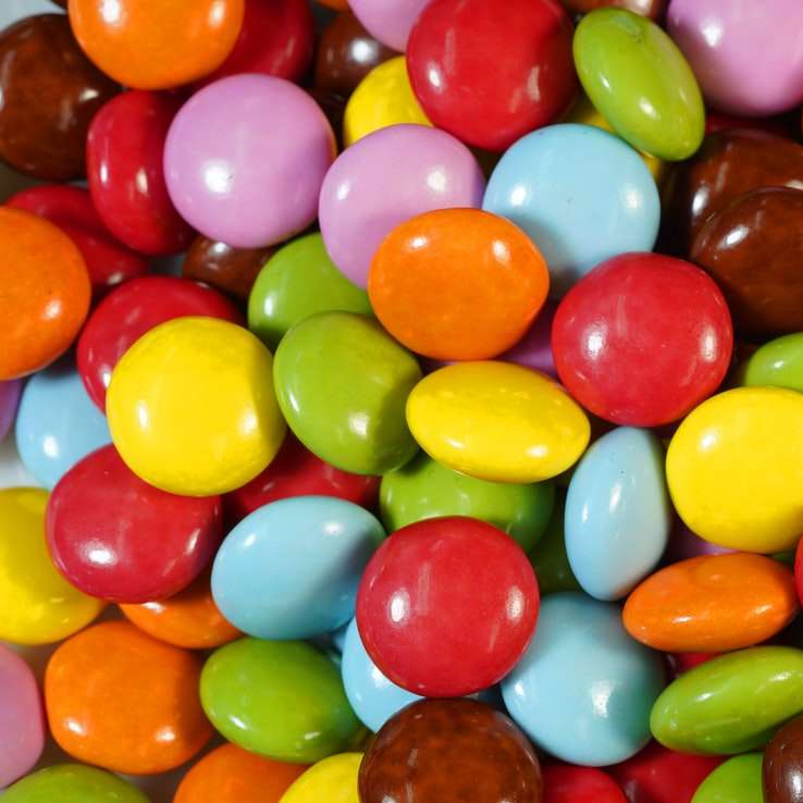 caramelle di colore assortito sul tavolo di legno marrone puzzle scorrevole online