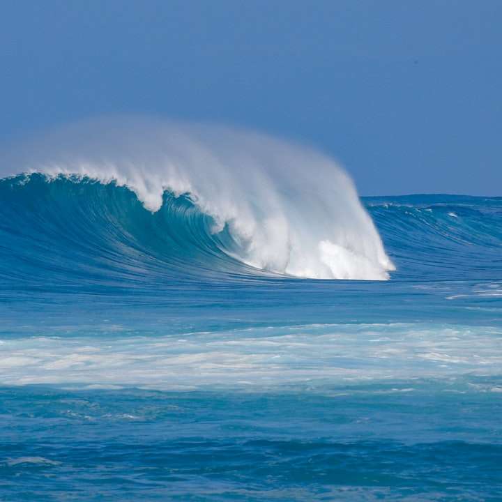 океанские волны разбиваются о берег в дневное время онлайн-пазл
