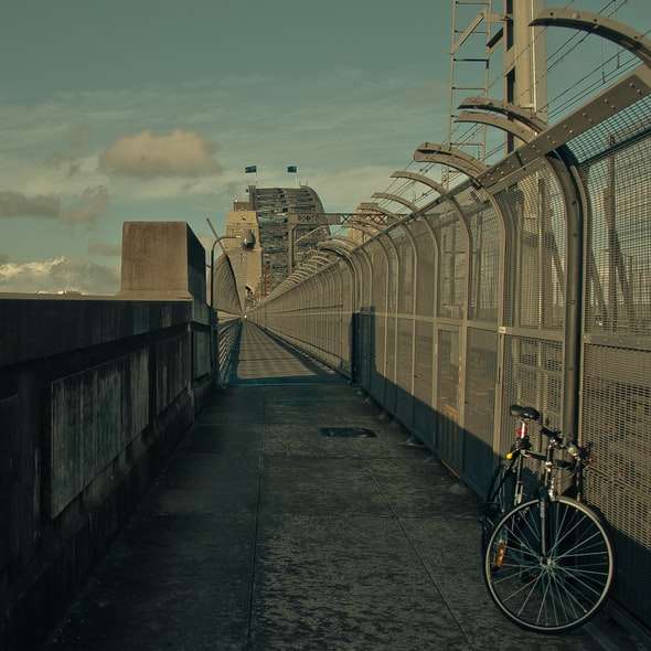 fiets geparkeerd op de brug overdag schuifpuzzel online