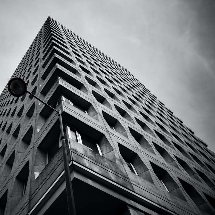 fotografia ad angolo basso di un edificio alto puzzle online