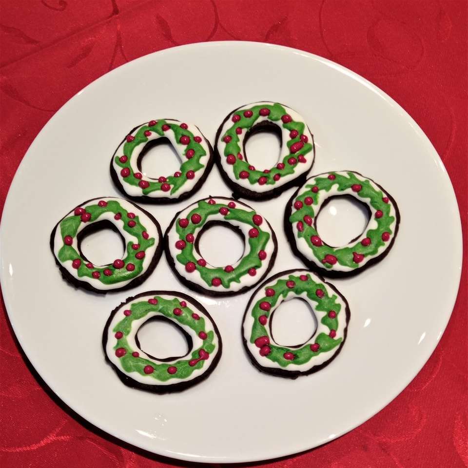 fehér kerámia tányér zöld és fekete gyöngyökkel csúszó puzzle online