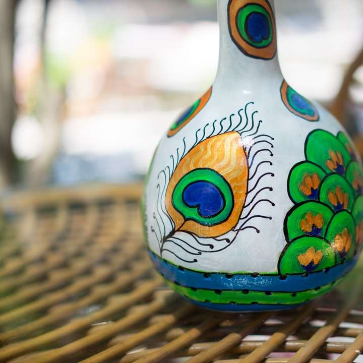 estatueta de pássaro em cerâmica branca azul e amarela puzzle deslizante online