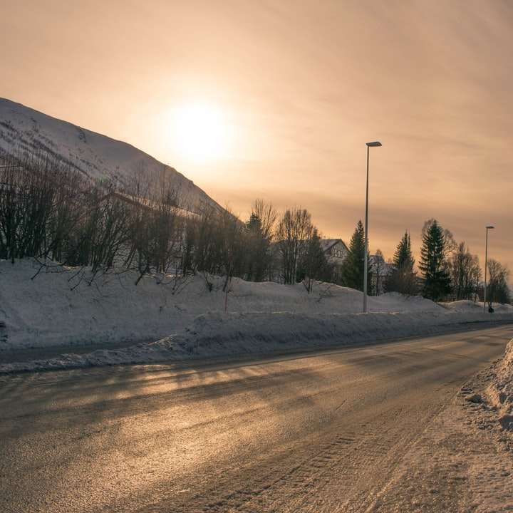 χιονισμένος δρόμος κατά τη διάρκεια της ημέρας online παζλ