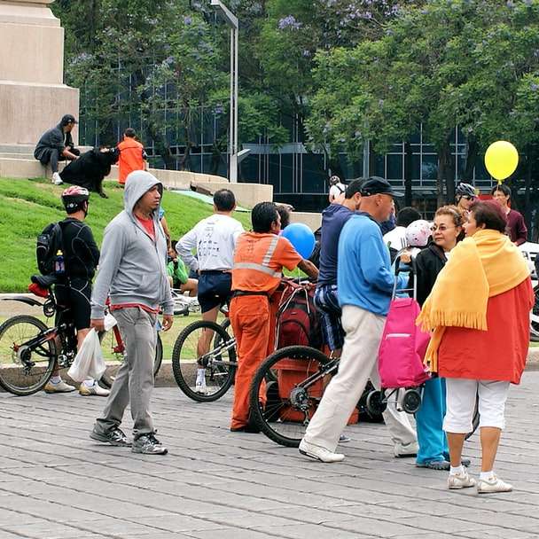 mensen fietsen op grijze betonweg overdag schuifpuzzel online