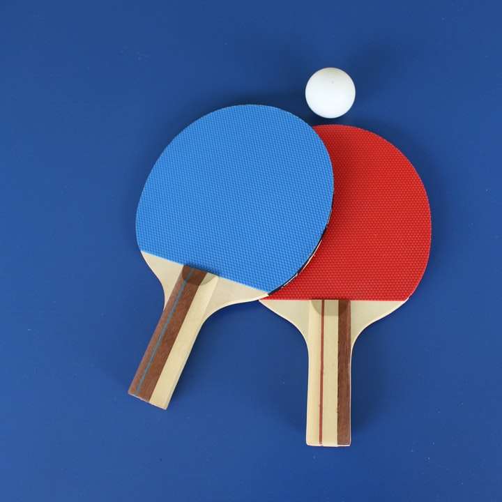 czerwono-biała drewniana rakieta do tenisa stołowego puzzle online