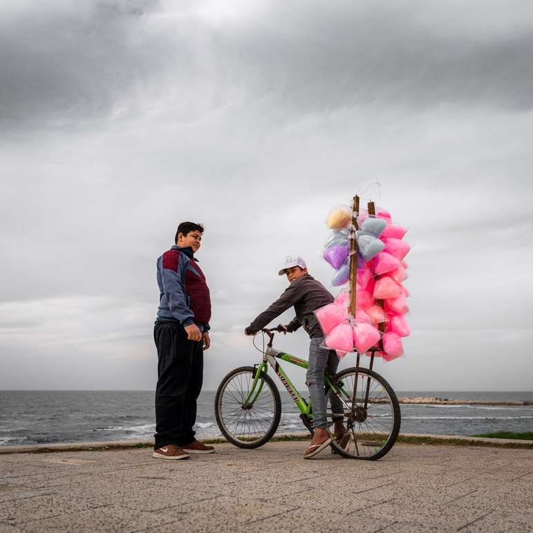 мужчина и женщина катаются на велосипеде на пляже в дневное время онлайн-пазл