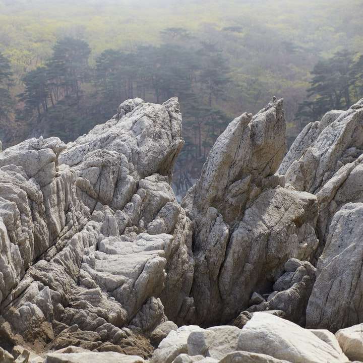 montagna rocciosa grigia durante il giorno puzzle scorrevole online