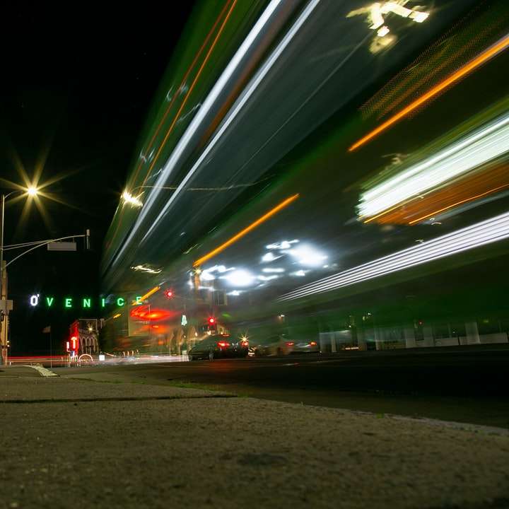 αυτοκίνητα στο δρόμο κατά τη διάρκεια της νύχτας online παζλ