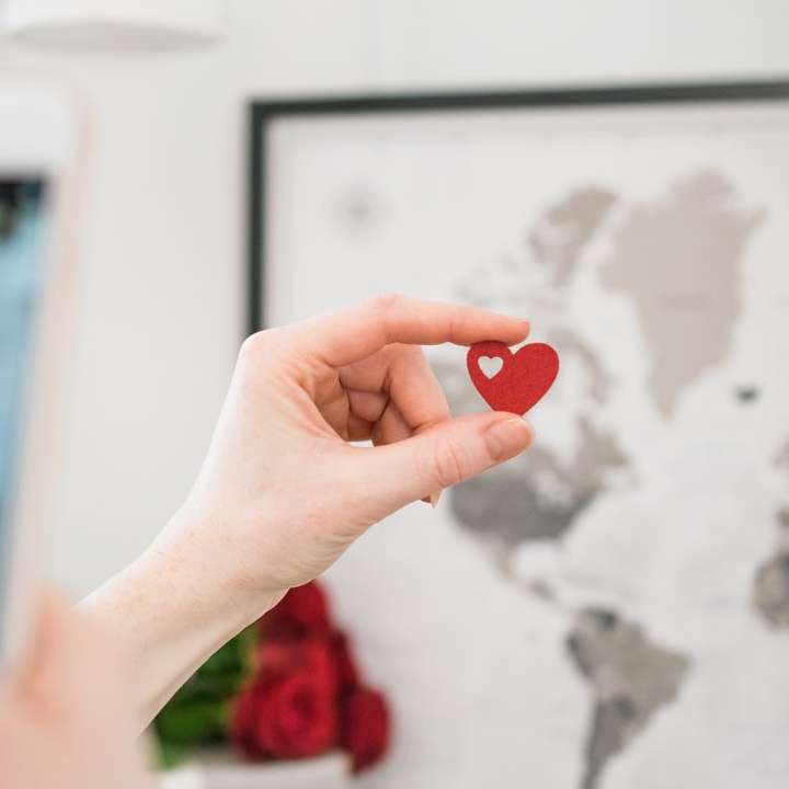 osoba, která drží červené srdce ornament posuvné puzzle online