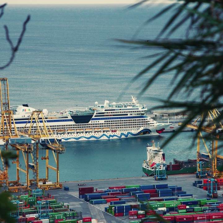 navio branco e azul no mar durante o dia puzzle deslizante online
