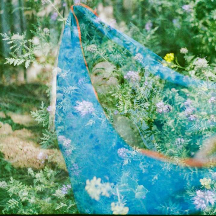 blå och vit blommig textil glidande pussel online