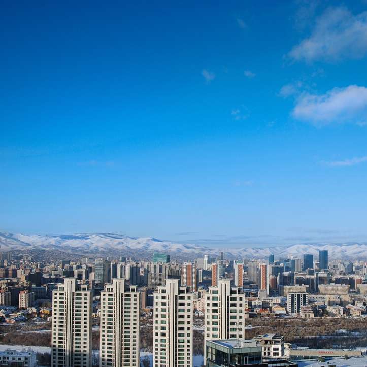 budynki miejskie pod błękitnym niebem w ciągu dnia puzzle online