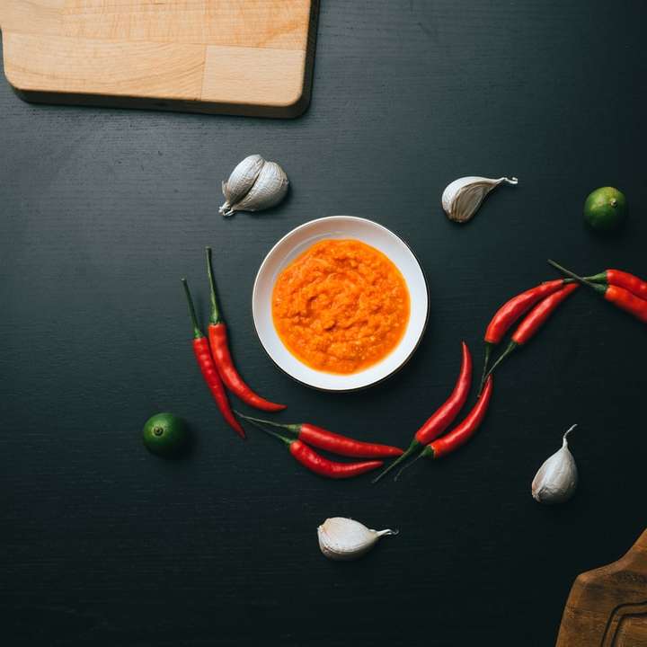 červené chilli na hnědé dřevěné prkénko posuvné puzzle online