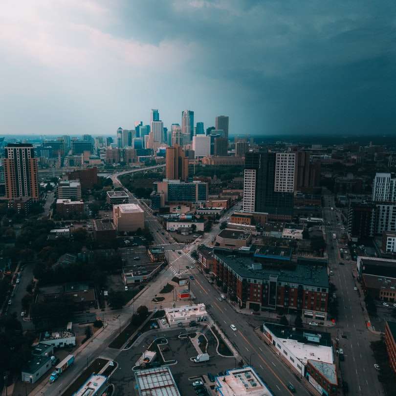 letecký pohled na budovy města během dne posuvné puzzle online