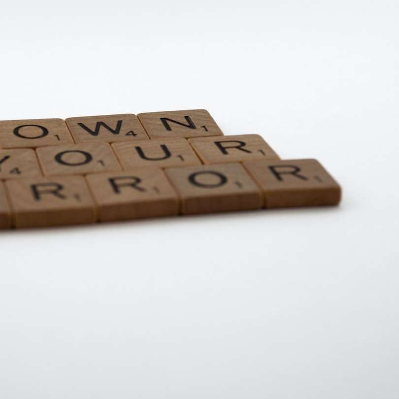 Blocs de bois bruns sur surface blanche puzzle en ligne
