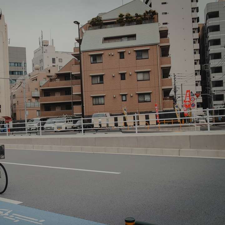 昼間道路で自転車に乗る黒いジャケットの男 スライディングパズル・オンライン