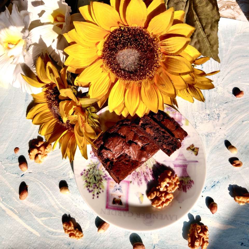 gelbe Sonnenblume auf weißer Keramikplatte Online-Puzzle