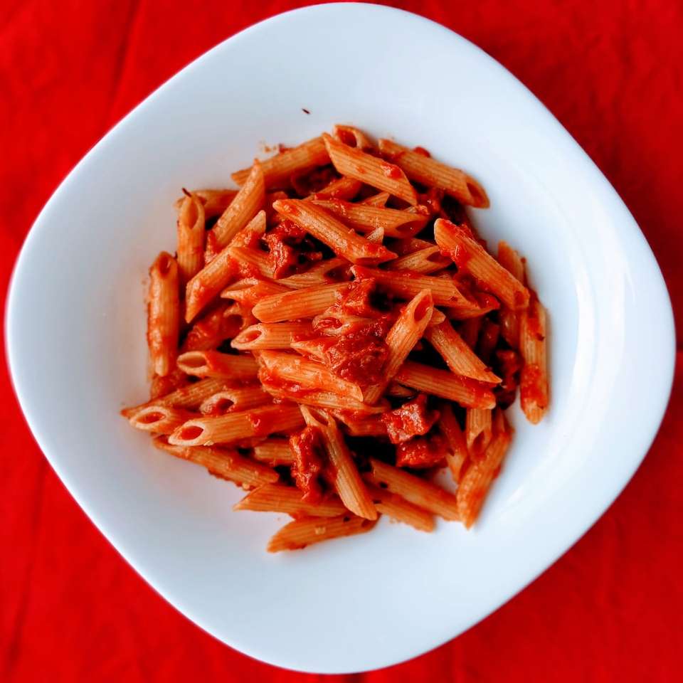pastarätter på den vita keramiska plattan Pussel online