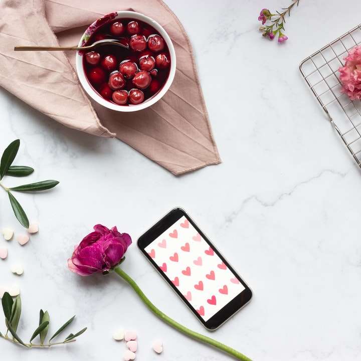 iphone 5c negro y rojo al lado de una taza de cerámica blanca puzzle deslizante online