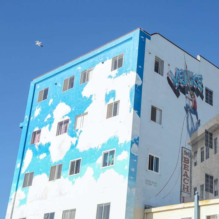 Edificio de hormigón blanco y azul bajo un cielo azul rompecabezas en línea