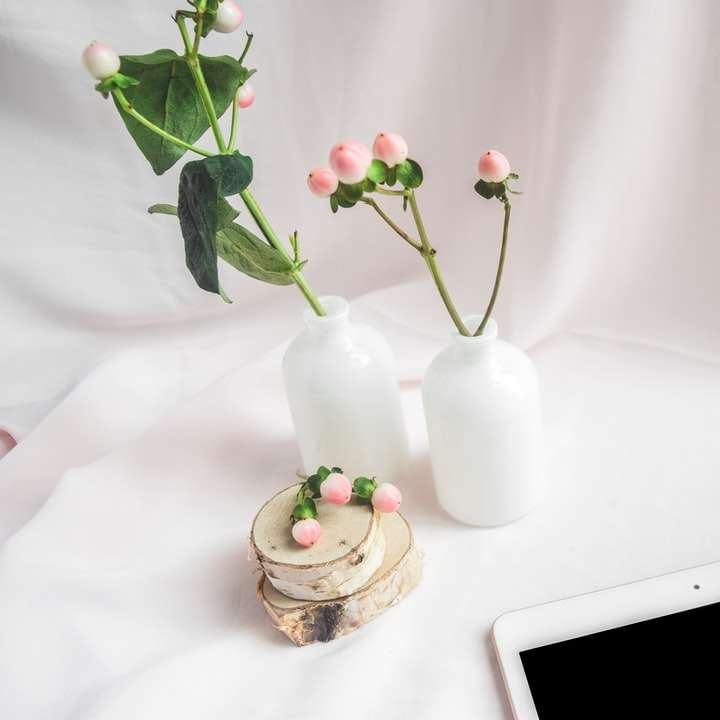 vit keramisk vas med röda rosor glidande pussel online