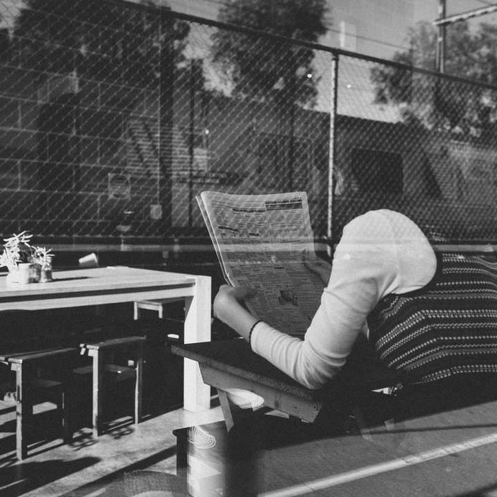 persona in camicia bianca a maniche lunghe seduto sulla panchina puzzle scorrevole online