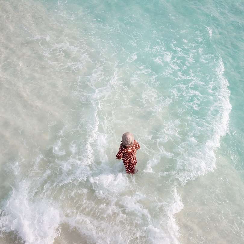 жена в черно-бяла рокля на точки в водна повърхност онлайн пъзел