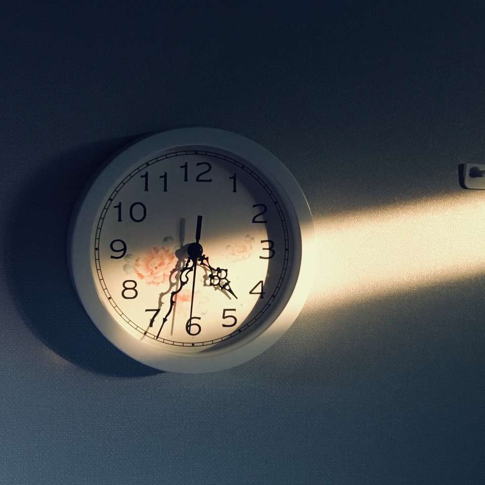білий круглий аналоговий настінний годинник розсувний пазл онлайн
