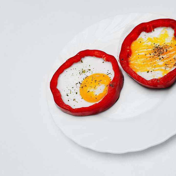 δύο κόκκινα φρούτα σε λευκό κεραμικό πιάτο συρόμενο παζλ online