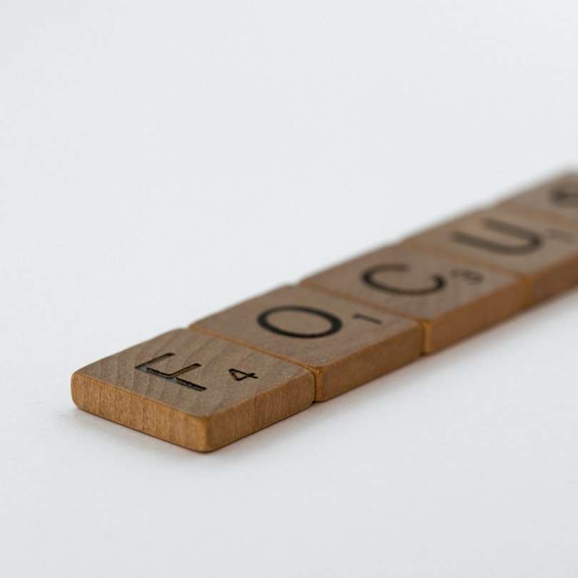 barna fa betűvel dombornyomott dekoráció online puzzle