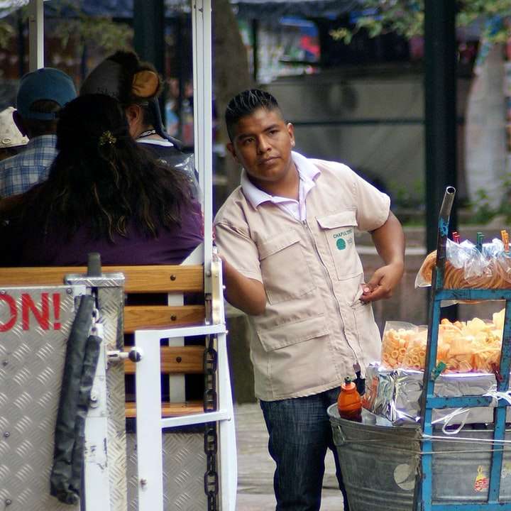 мъж в бяла риза с копчета, стоящ до жена онлайн пъзел