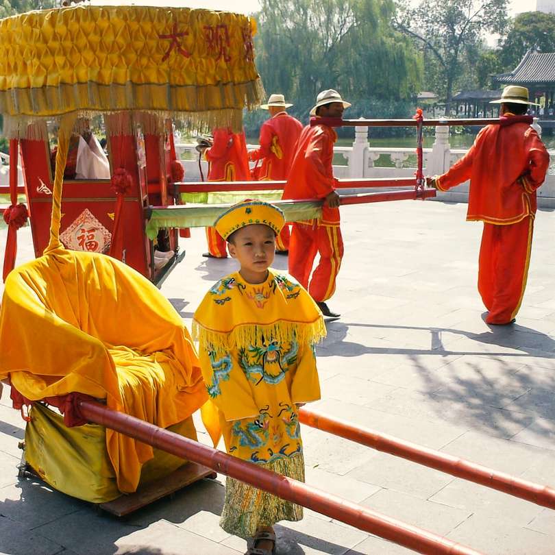 mulher em vestido tradicional amarelo e vermelho puzzle deslizante online