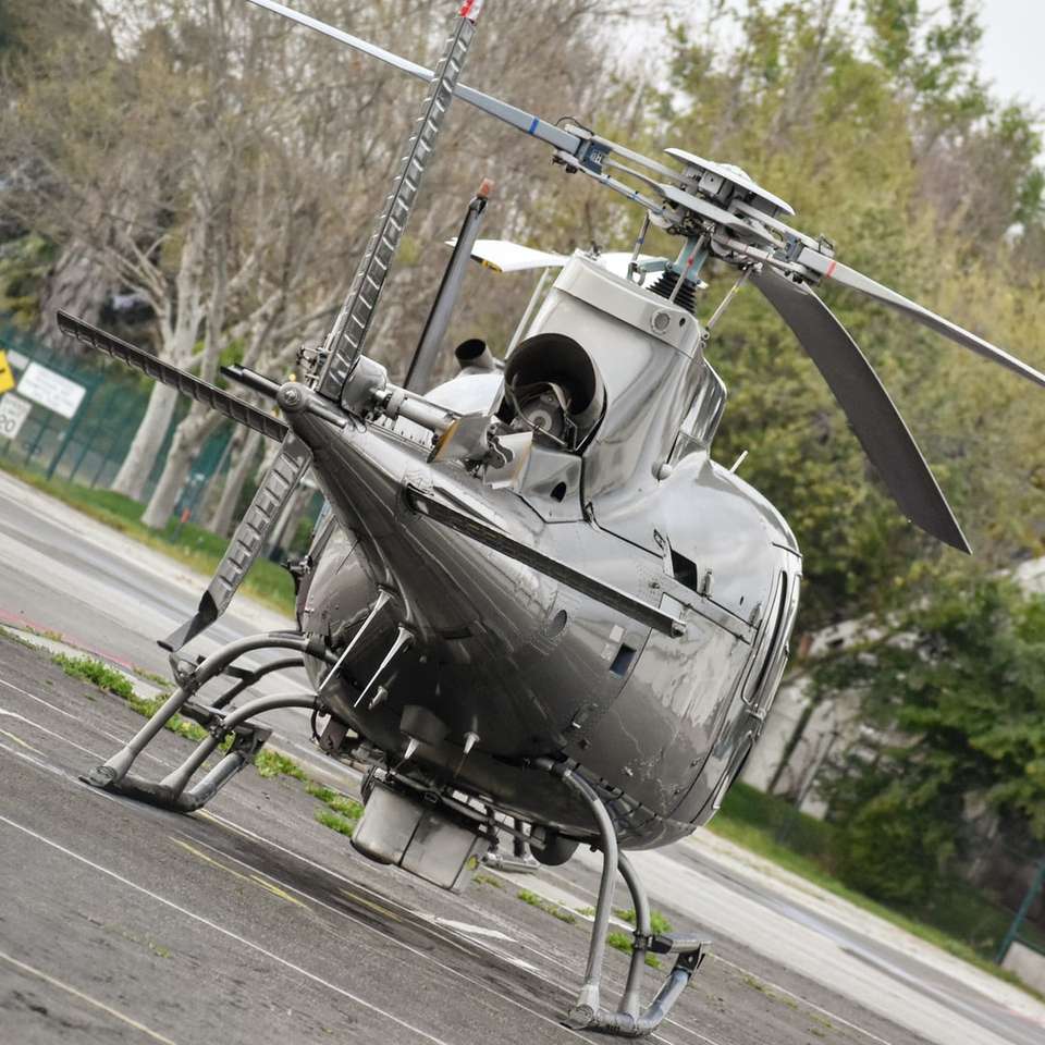 чорний гелікоптер на сірій асфальтовій дорозі вдень розсувний пазл онлайн
