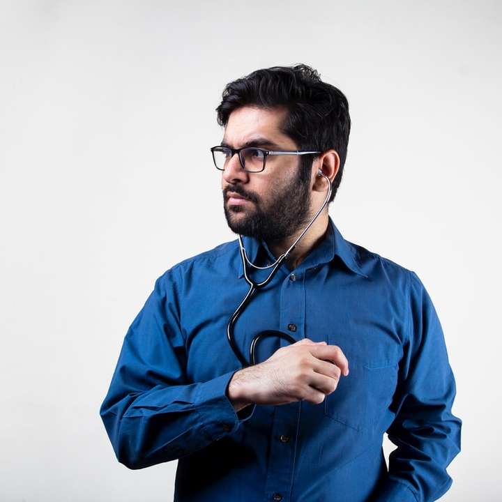 bărbat în cămașă de rochie albastră care poartă ochelari de vedere negri alunecare puzzle online