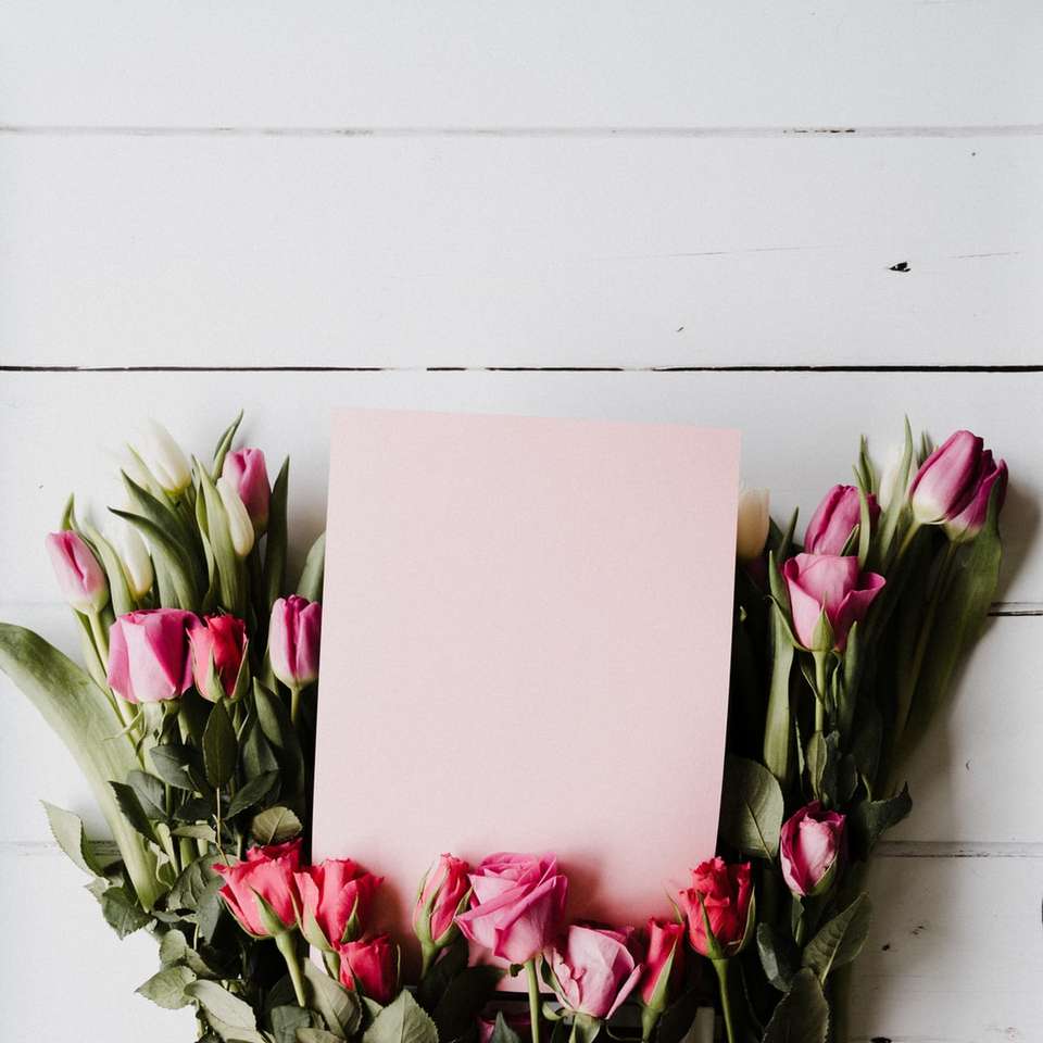 розови и бели цветя на бяла маса онлайн пъзел