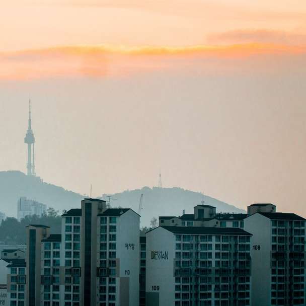panorama města pod oranžovou oblohou online puzzle