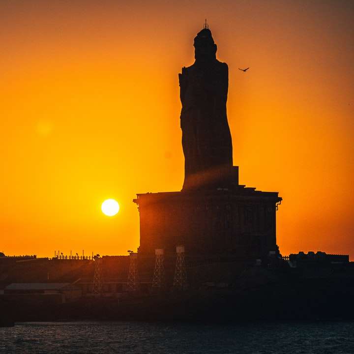 silhouette della statua della libertà durante il tramonto puzzle scorrevole online