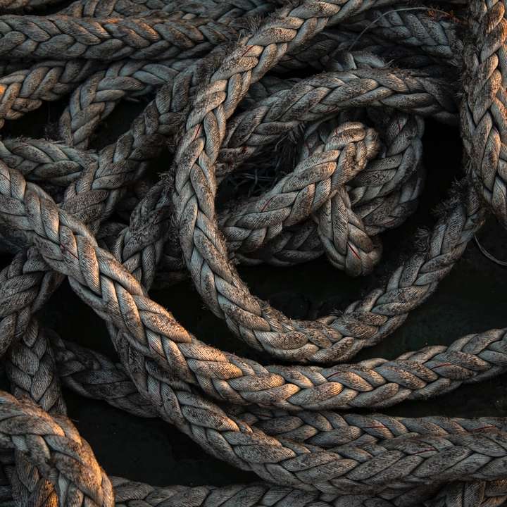 corde marron sur surface noire puzzle coulissant en ligne