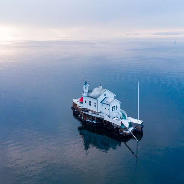 biało-czerwona łódź na morzu w ciągu dnia puzzle online