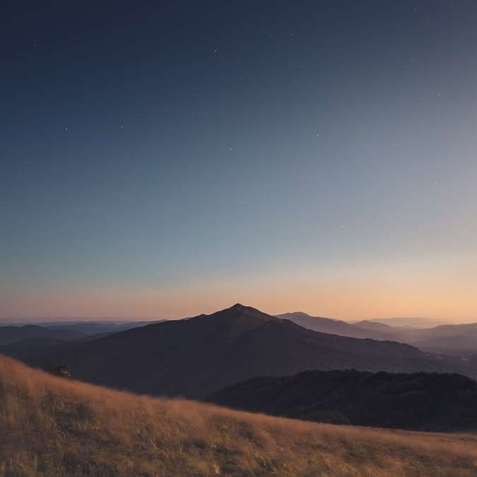 barna hegy kék ég alatt napközben csúszó puzzle online