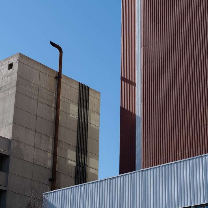 коричнево-біла бетонна будівля під блакитним небом онлайн пазл