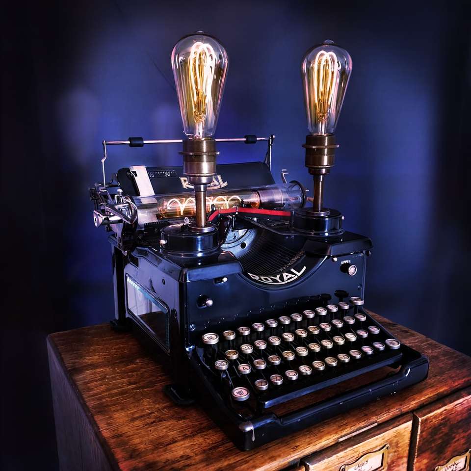 czarna maszyna do pisania na brązowym drewnianym stole puzzle przesuwne online