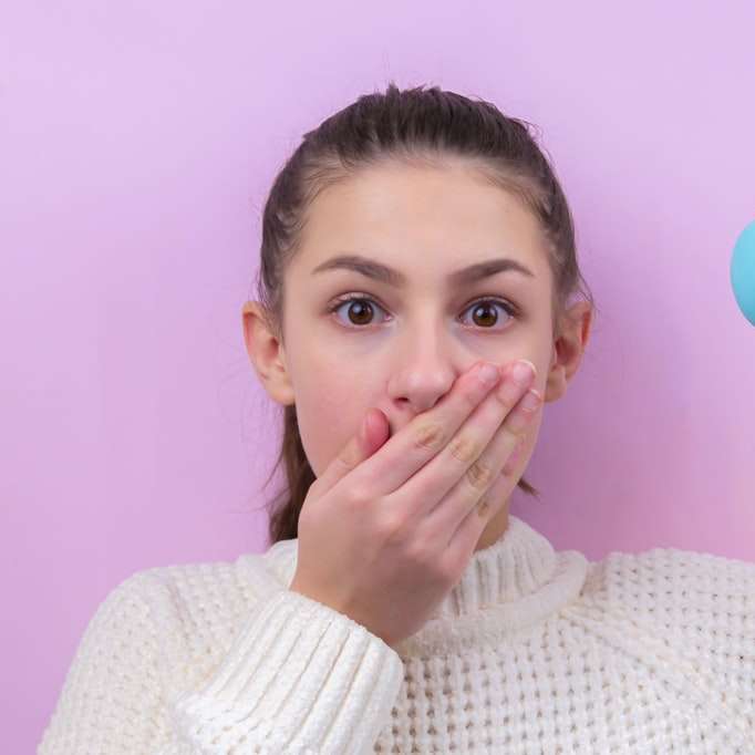 Frau im weißen Pullover, der blauen Ballon hält Online-Puzzle