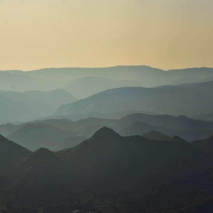 Silhouette der Berge während des Tages Schiebepuzzle online