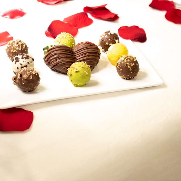babeczki czekoladowe na białym talerzu ceramicznym puzzle przesuwne online